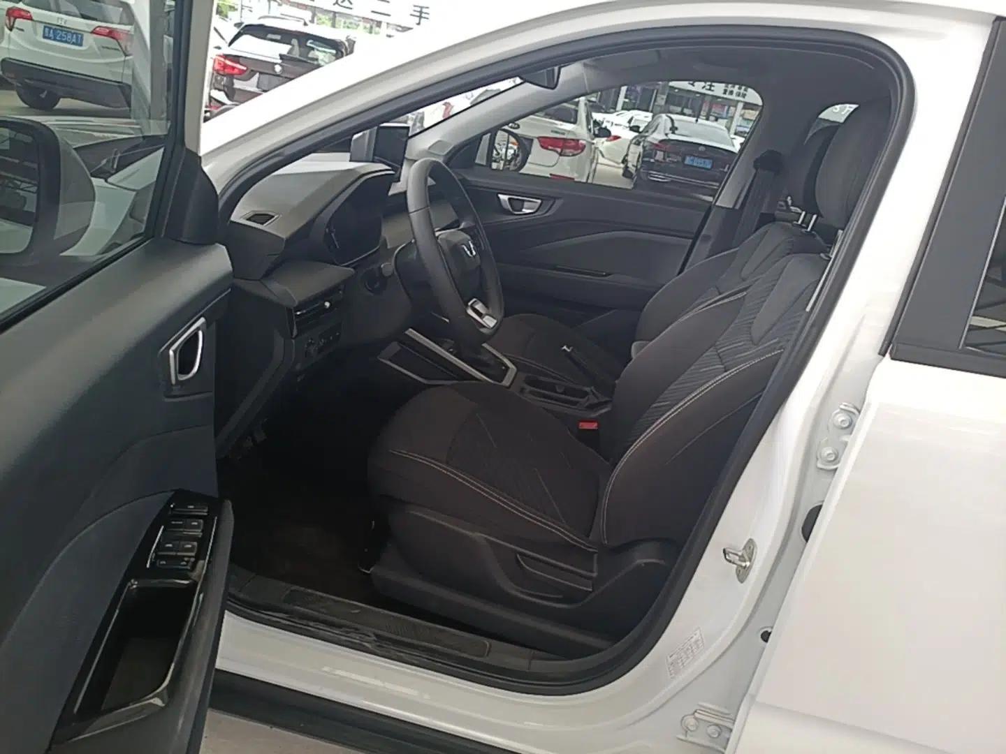 Wuling Alvez 2023 1.5L CVT Comfort Edition — миниатюра 17