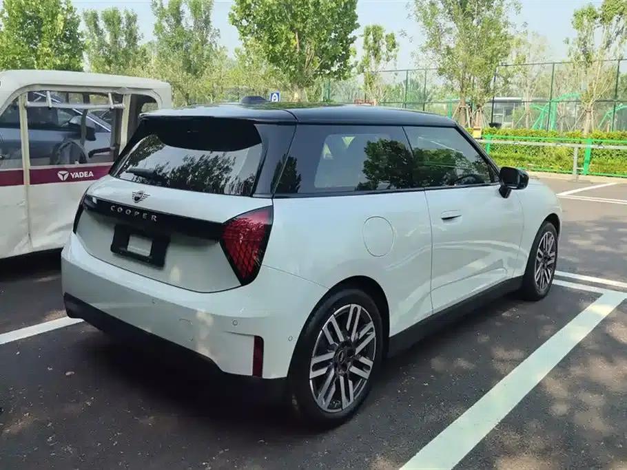 2024 Electric MINI Cooper (456km/h) - Classic Style — миниатюра 3