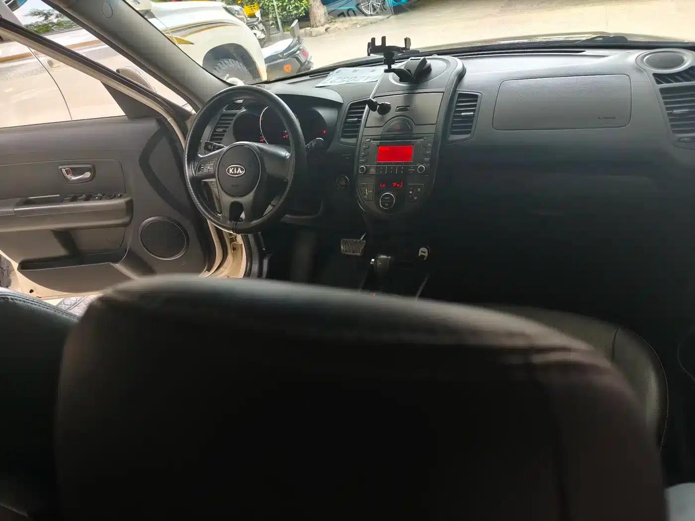 2012 Volkswagen Soul 1.6L AT Premium — миниатюра 13