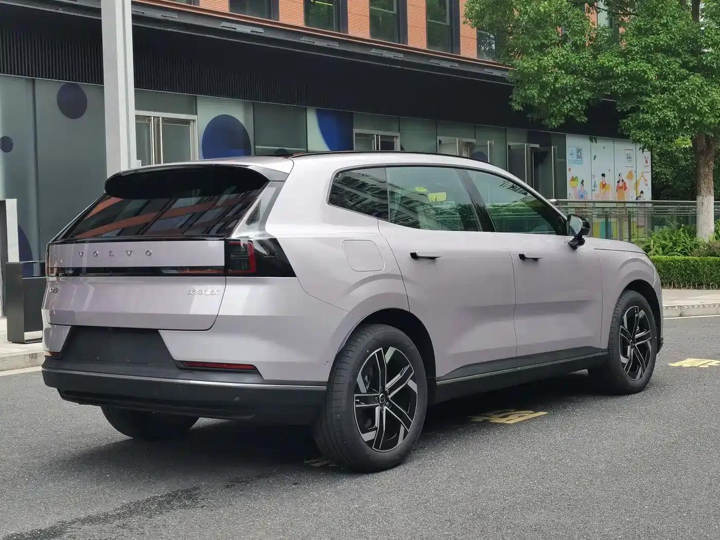 2026 Volvo XC70 Plug-in Hybrid (Two-Wheel Drive, Long Range, Core) — миниатюра 4
