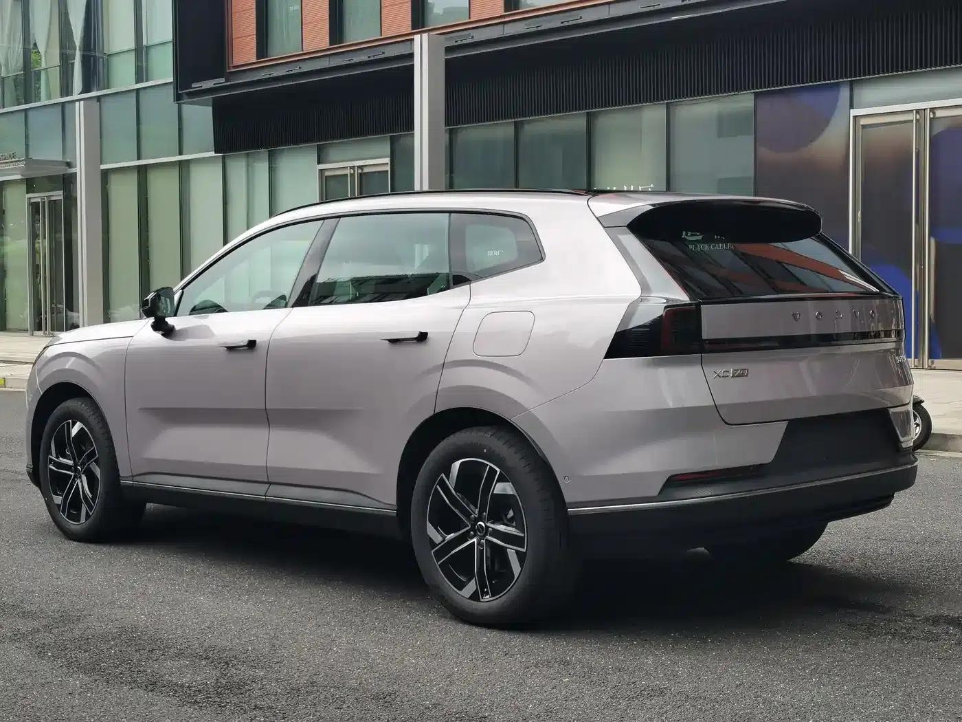 2026 Volvo XC70 Plug-in Hybrid (Two-Wheel Drive, Long Range, Core) — миниатюра 5