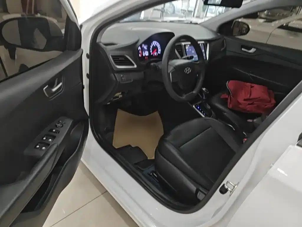 2016 Hyundai Verna 1.4L Automatic GLS (Cool Edition) — миниатюра 16