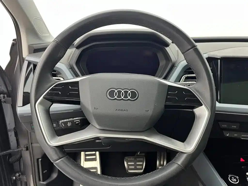 Audi Q5 e-tron 2023 Model 40 e-tron Star Edition - Fashion Set — миниатюра 7