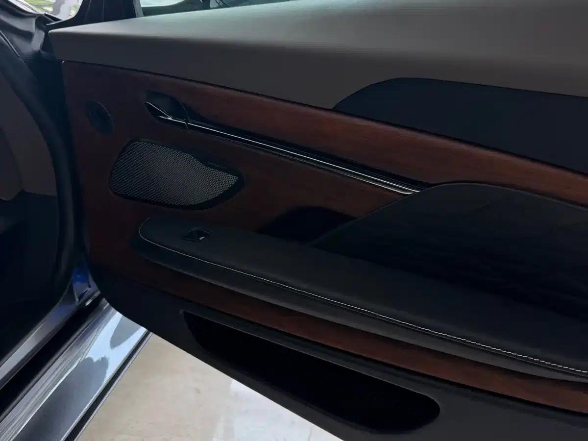 Aston Martin DB12 2025 4.0T V8 Coupe — миниатюра 7