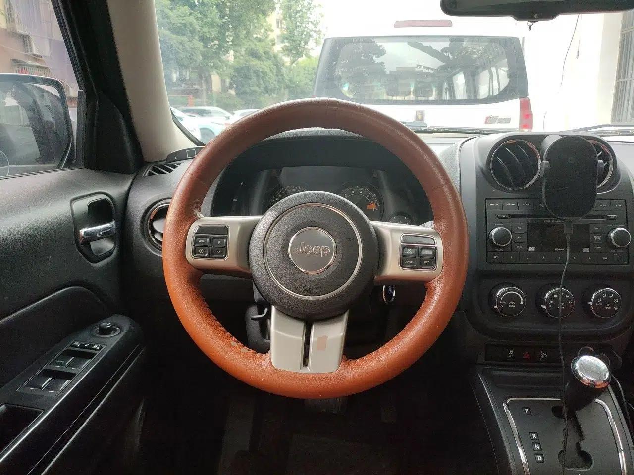 Jeep Patriot 2014 2.4L Sport Edition — миниатюра 10