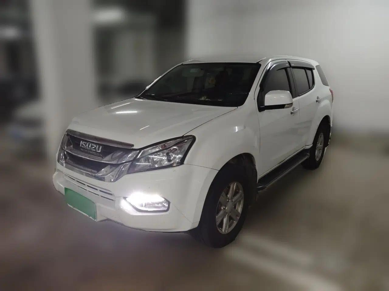 Isuzu mu-X 2017 2.5T Two-Wheel Drive Automatic Comfort Touring Version 7 Seats — миниатюра 1