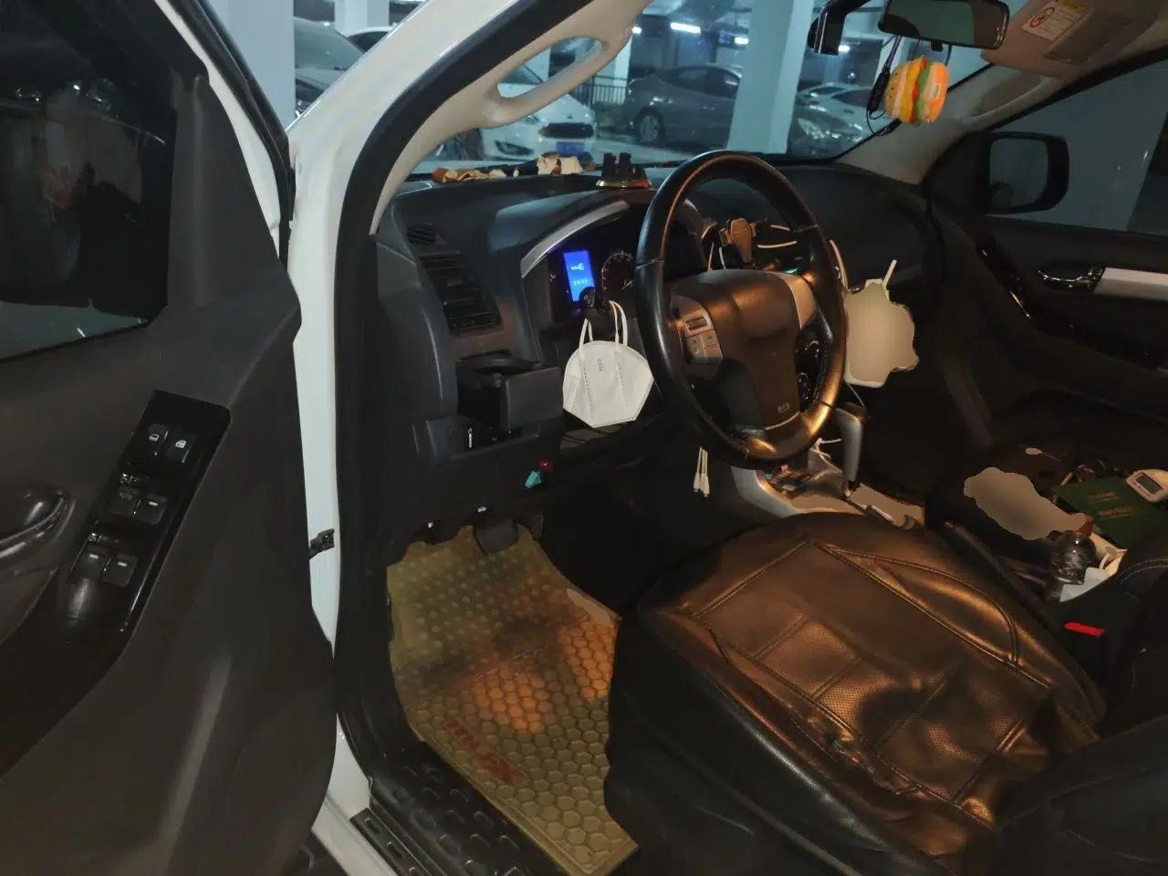 Isuzu mu-X 2017 2.5T Two-Wheel Drive Automatic Comfort Touring Version 7 Seats — миниатюра 16