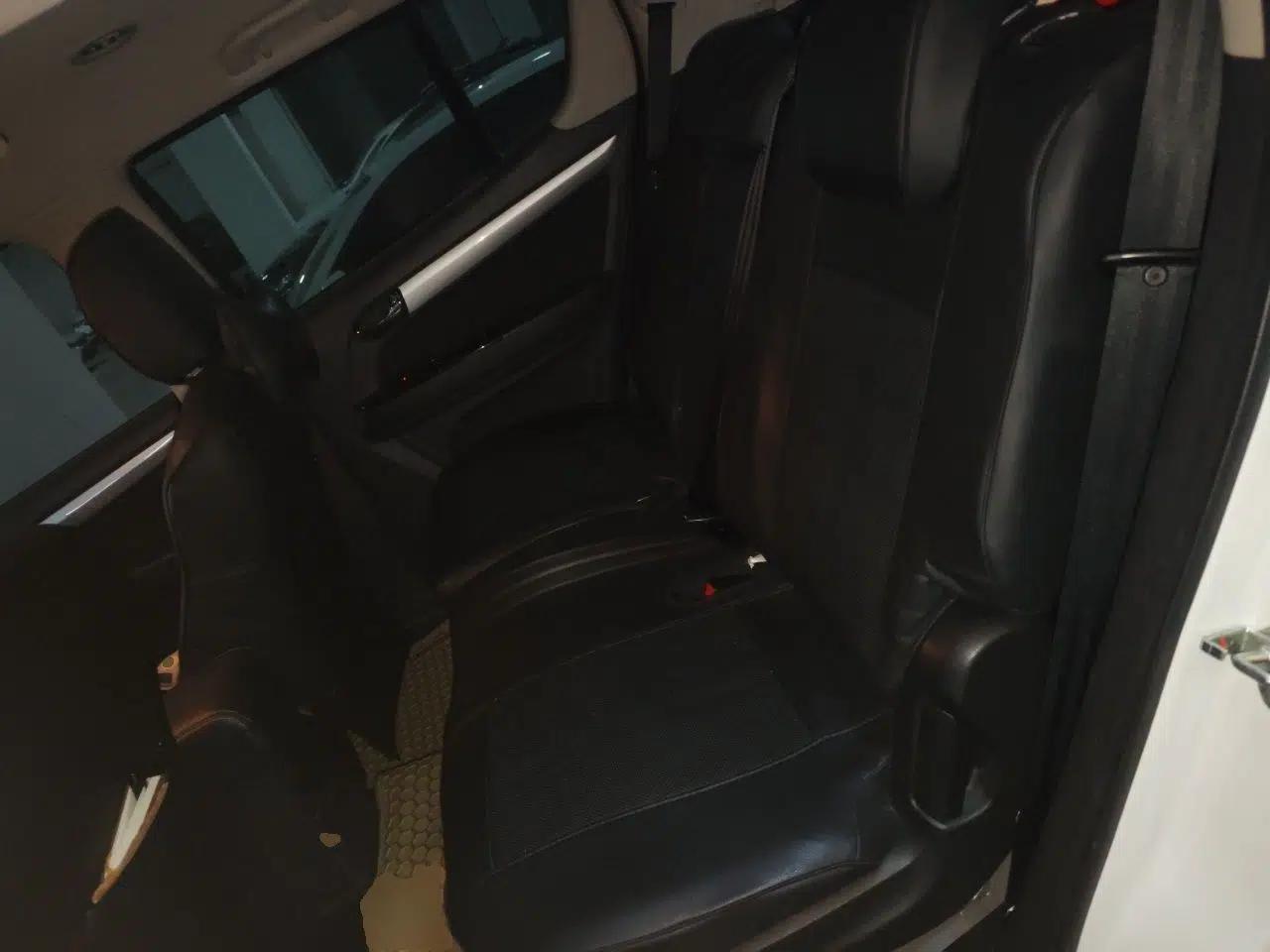 Isuzu mu-X 2017 2.5T Two-Wheel Drive Automatic Comfort Touring Version 7 Seats — миниатюра 17