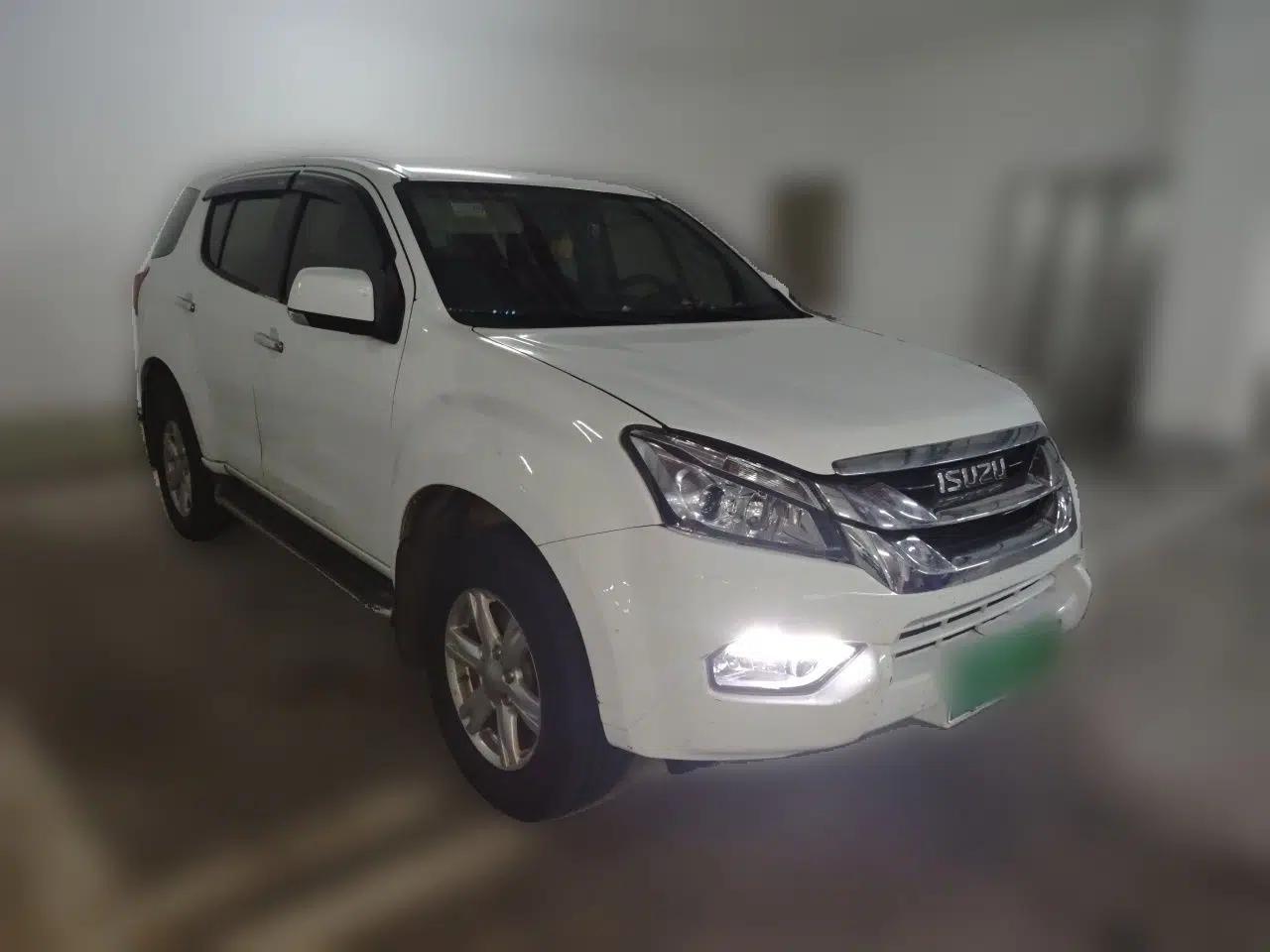 Isuzu mu-X 2017 2.5T Two-Wheel Drive Automatic Comfort Touring Version 7 Seats — миниатюра 3