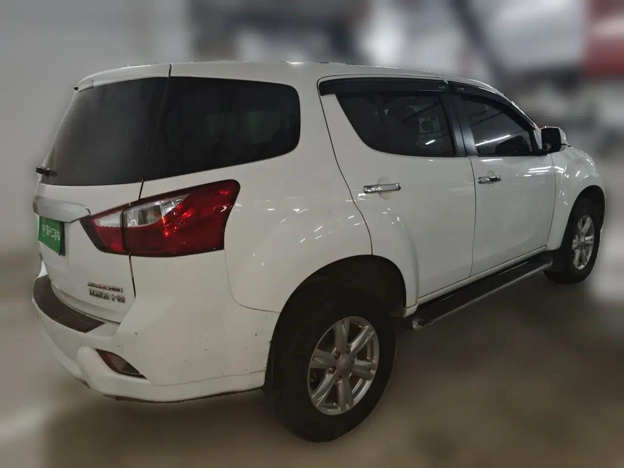 Isuzu mu-X 2017 2.5T Two-Wheel Drive Automatic Comfort Touring Version 7 Seats — миниатюра 6