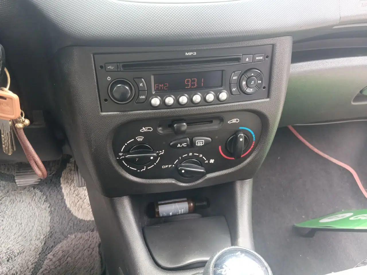 Peugeot 207 2011 Hatchback 1.4L Manual Yule Edition — миниатюра 13