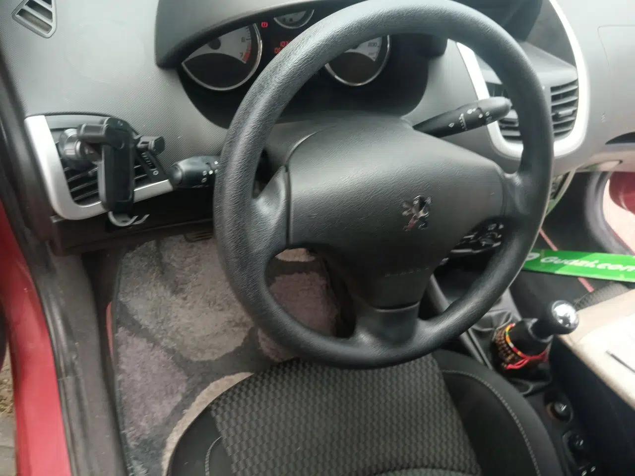 Peugeot 207 2011 Hatchback 1.4L Manual Yule Edition — миниатюра 10