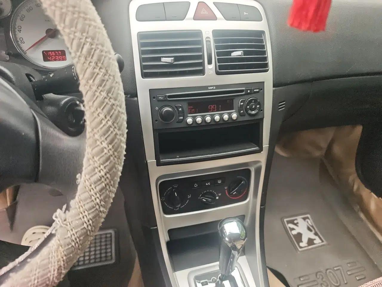 Peugeot 307 2010 Hatchback 1.6L Automatic Comfort Edition — миниатюра 13