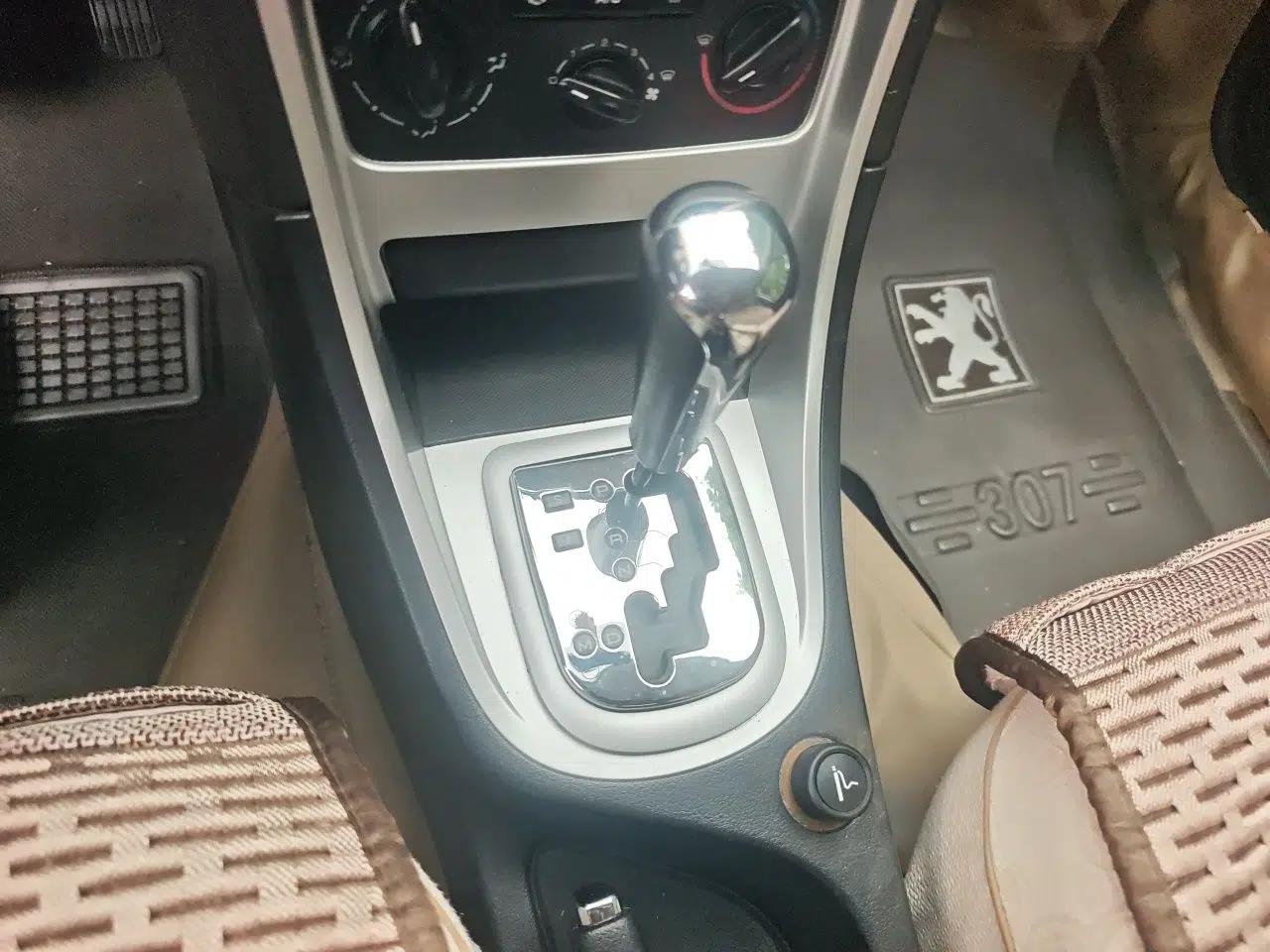 Peugeot 307 2010 Hatchback 1.6L Automatic Comfort Edition — миниатюра 14