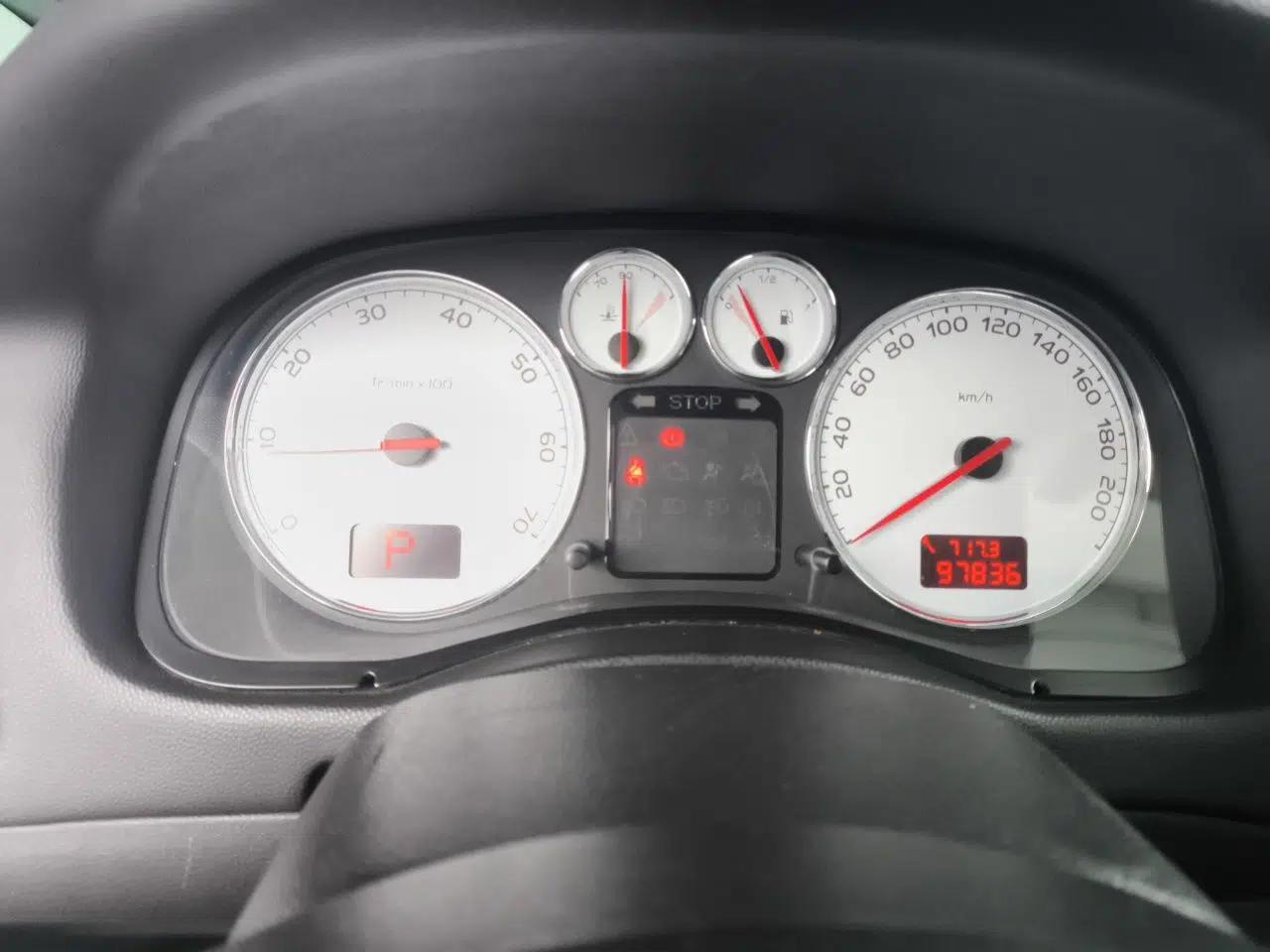 Peugeot 307 2010 Sedan 1.6L Automatic Luxury Edition — миниатюра 11