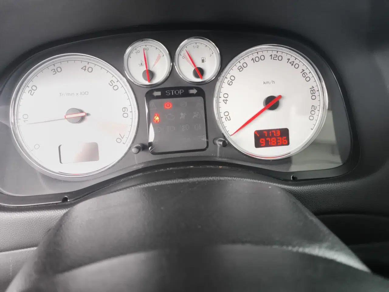 Peugeot 307 2010 Sedan 1.6L Automatic Luxury Edition — миниатюра 12
