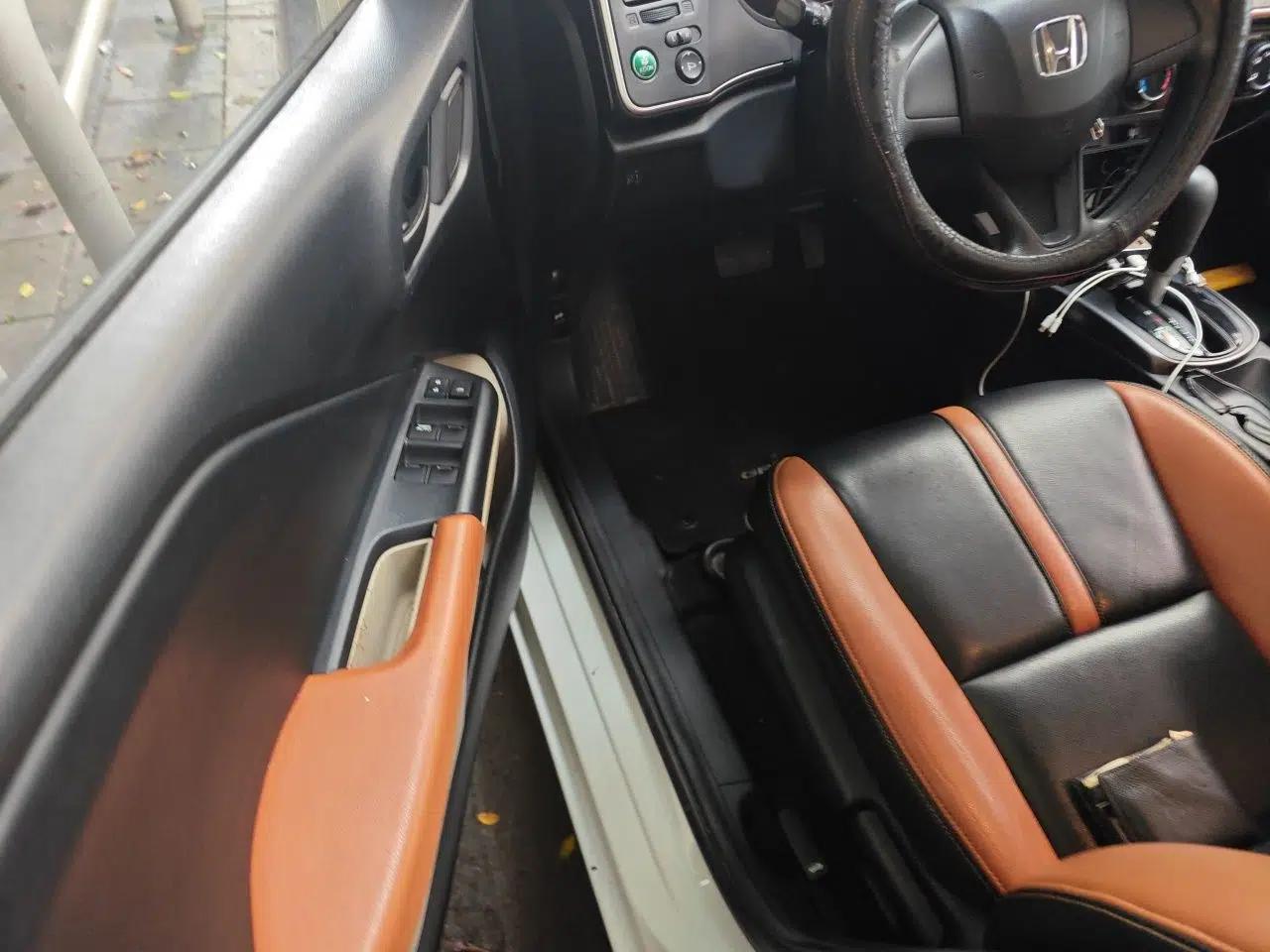Honda Greiz 2016 1.5L CVT Classic Edition — миниатюра 16