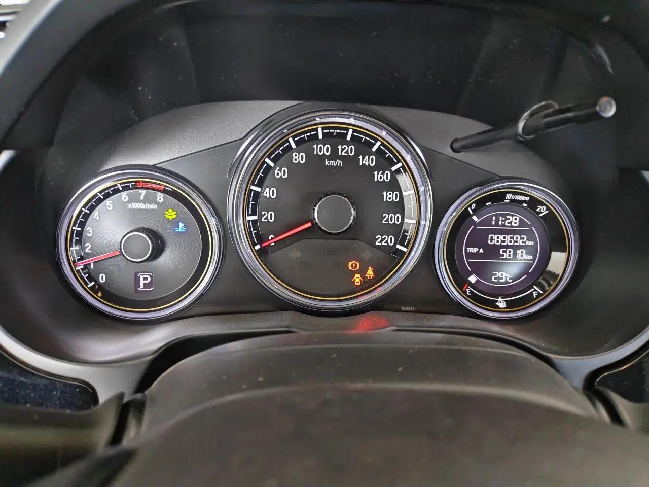 Honda Greiz 2016 1.5L CVT Luxury Edition — миниатюра 11