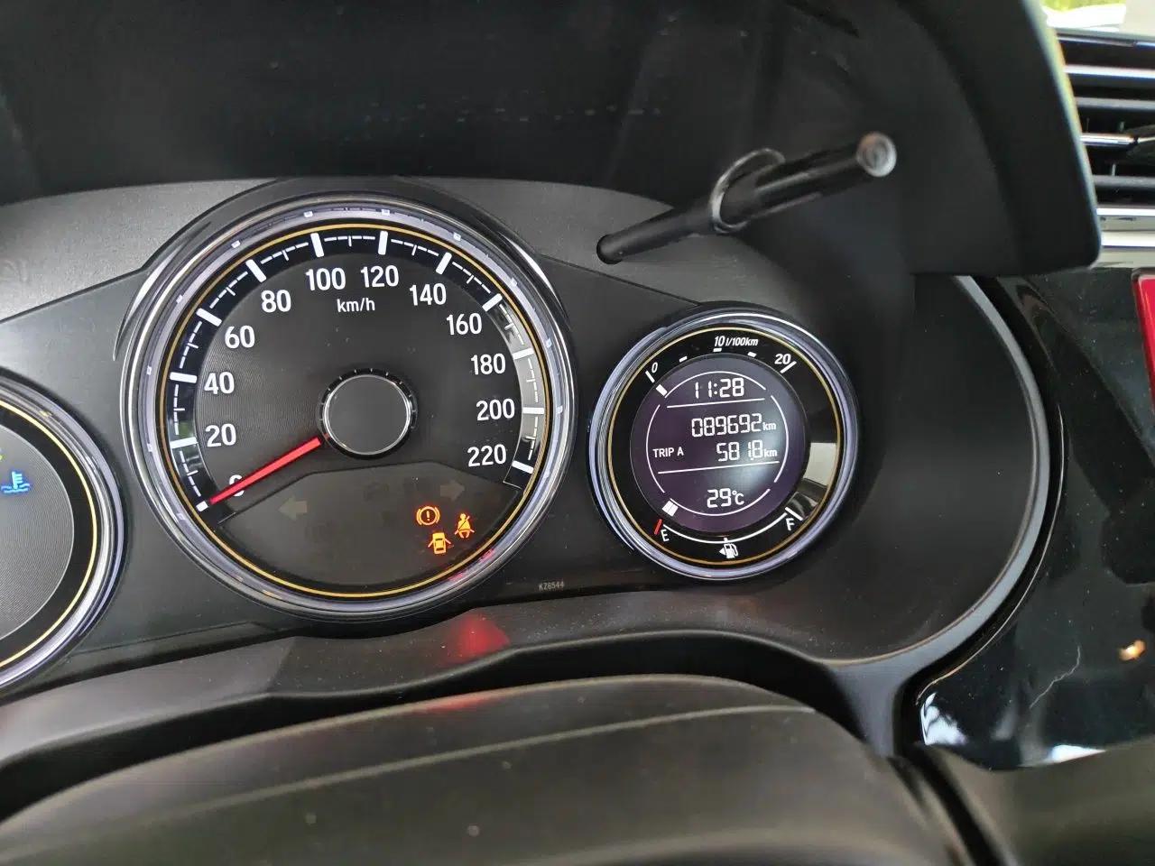 Honda Greiz 2016 1.5L CVT Luxury Edition — миниатюра 12