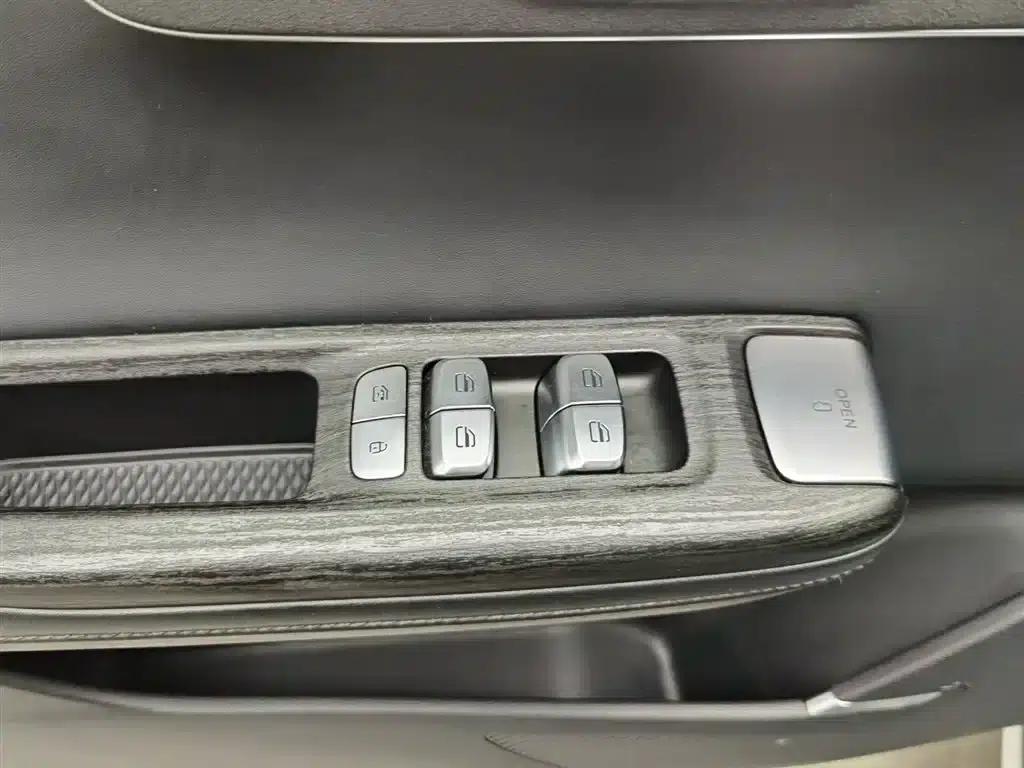 Fengyun A8L 2025 1.5TGDI 145km Luxury Edition — миниатюра 9