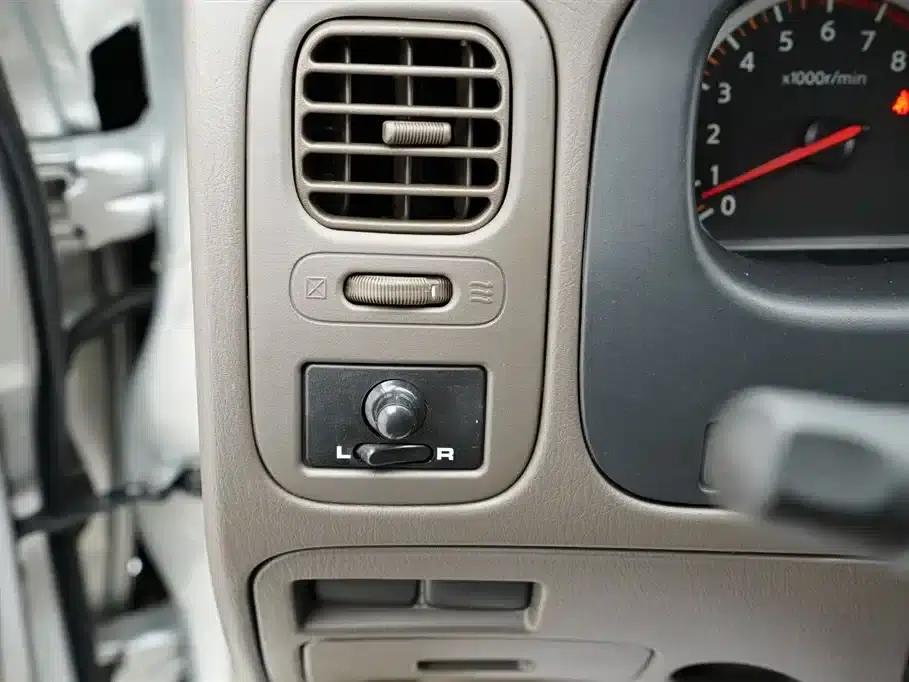 2013 Nissan ZN Van 2.4L 2WD Luxury 5-Seater — миниатюра 8