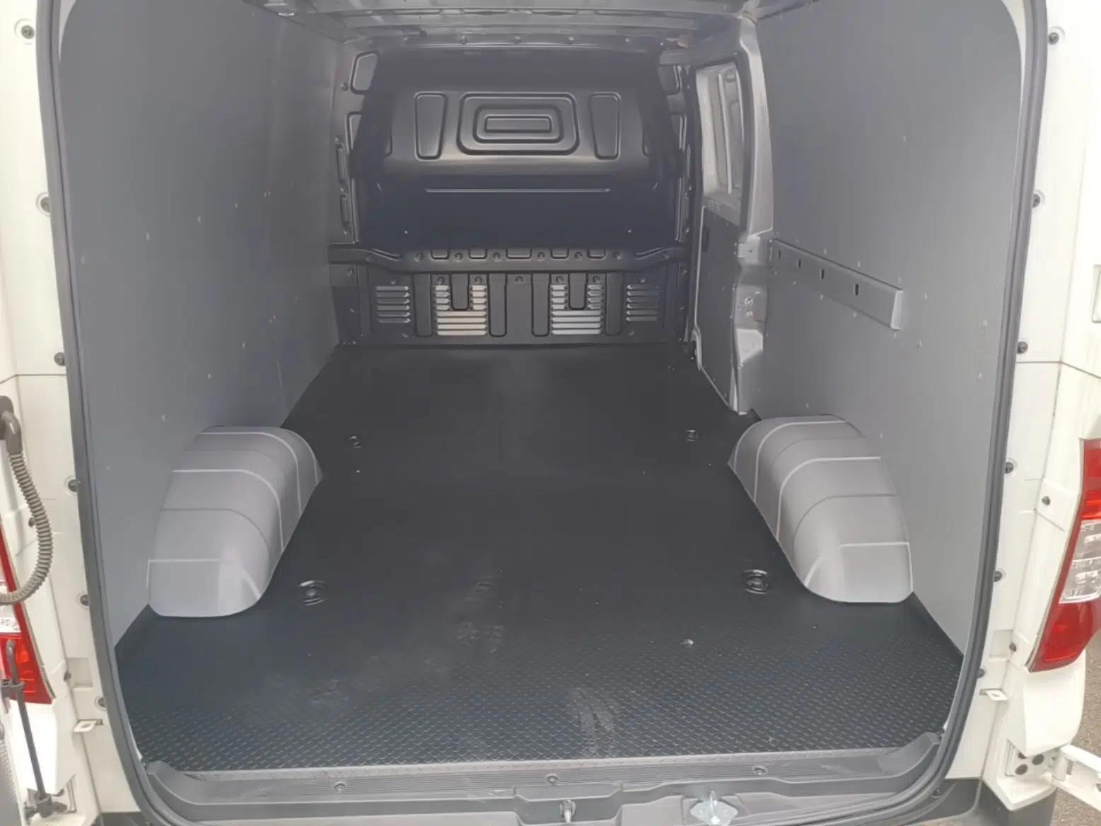 SAIC MAXUS EV30 2023 Pure-Electric Smart Logistics Expert with Long Wheelbase Guoxuan — миниатюра 22