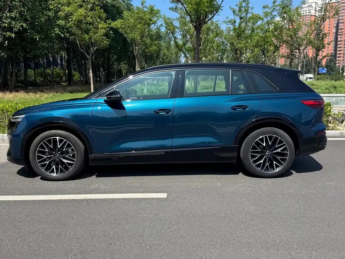 Audi Q5 e-tron 2022 Model 40 e-tron Star Edition Mech Suit — миниатюра 3