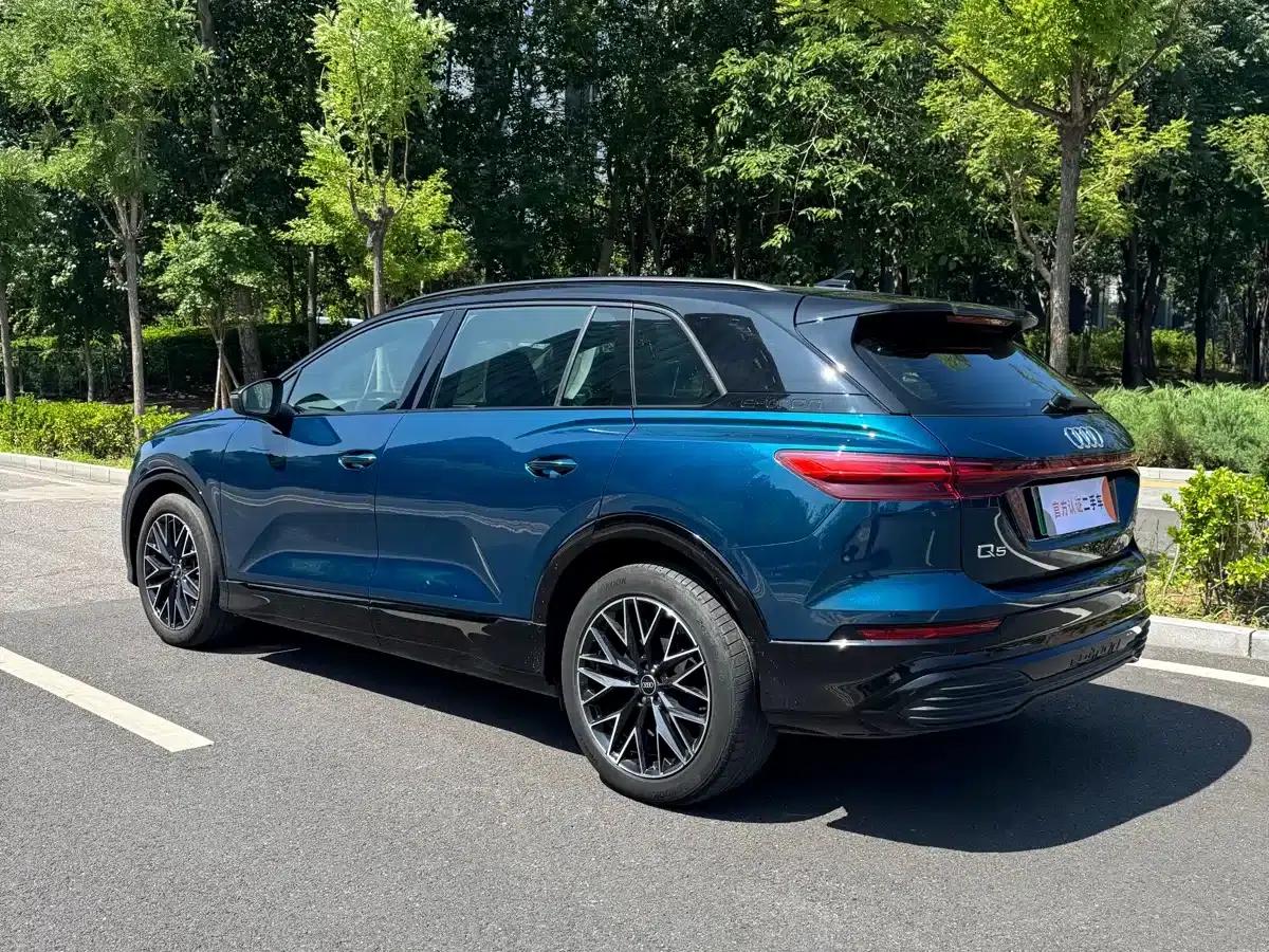 Audi Q5 e-tron 2022 Model 40 e-tron Star Edition Mech Suit — миниатюра 4