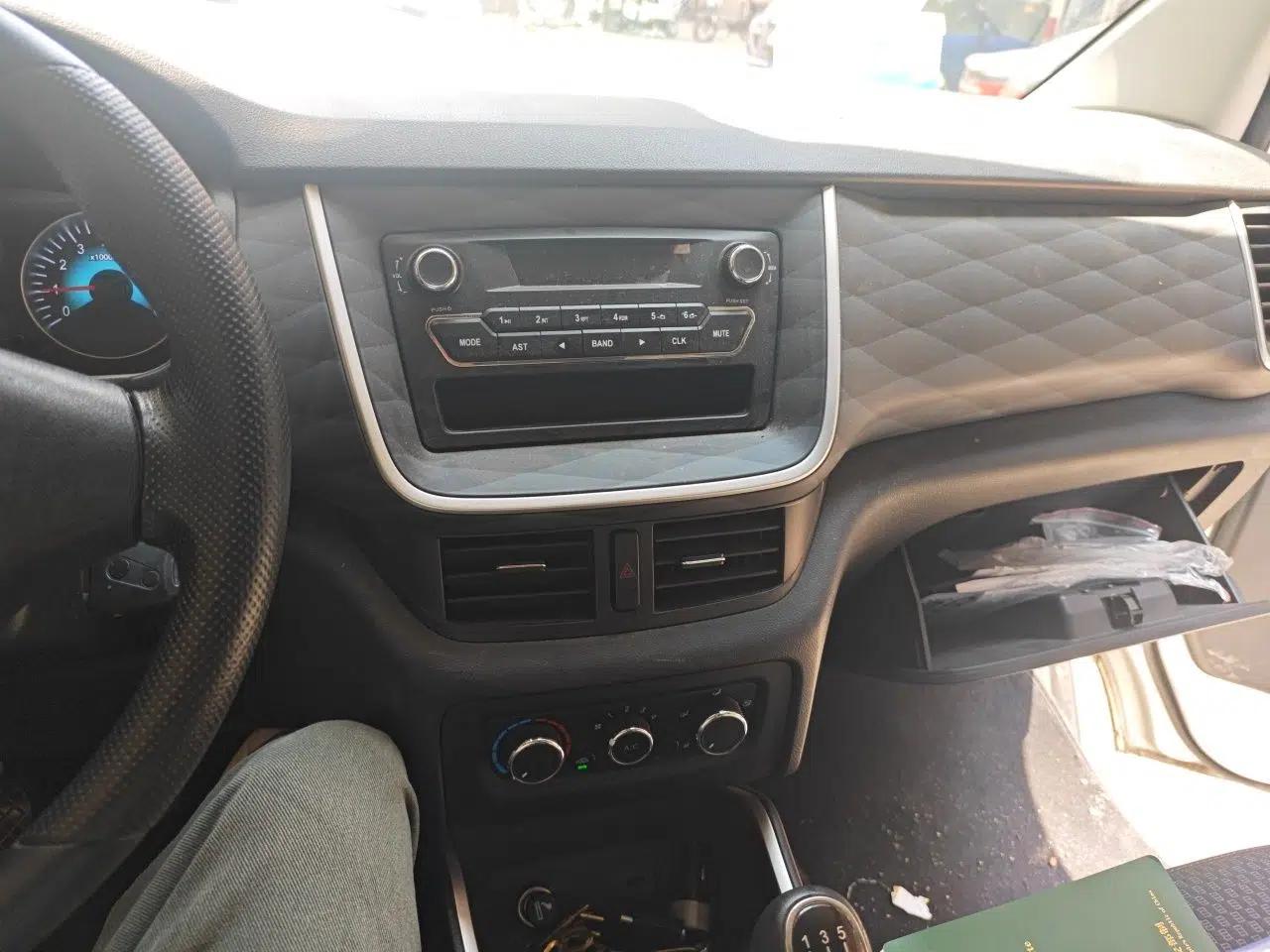 Jinbei Gold Hiace M Classic 2022 Panda Edition 1.5L Engineering Lion Passenger Vehicle 5 Seats — миниатюра 13