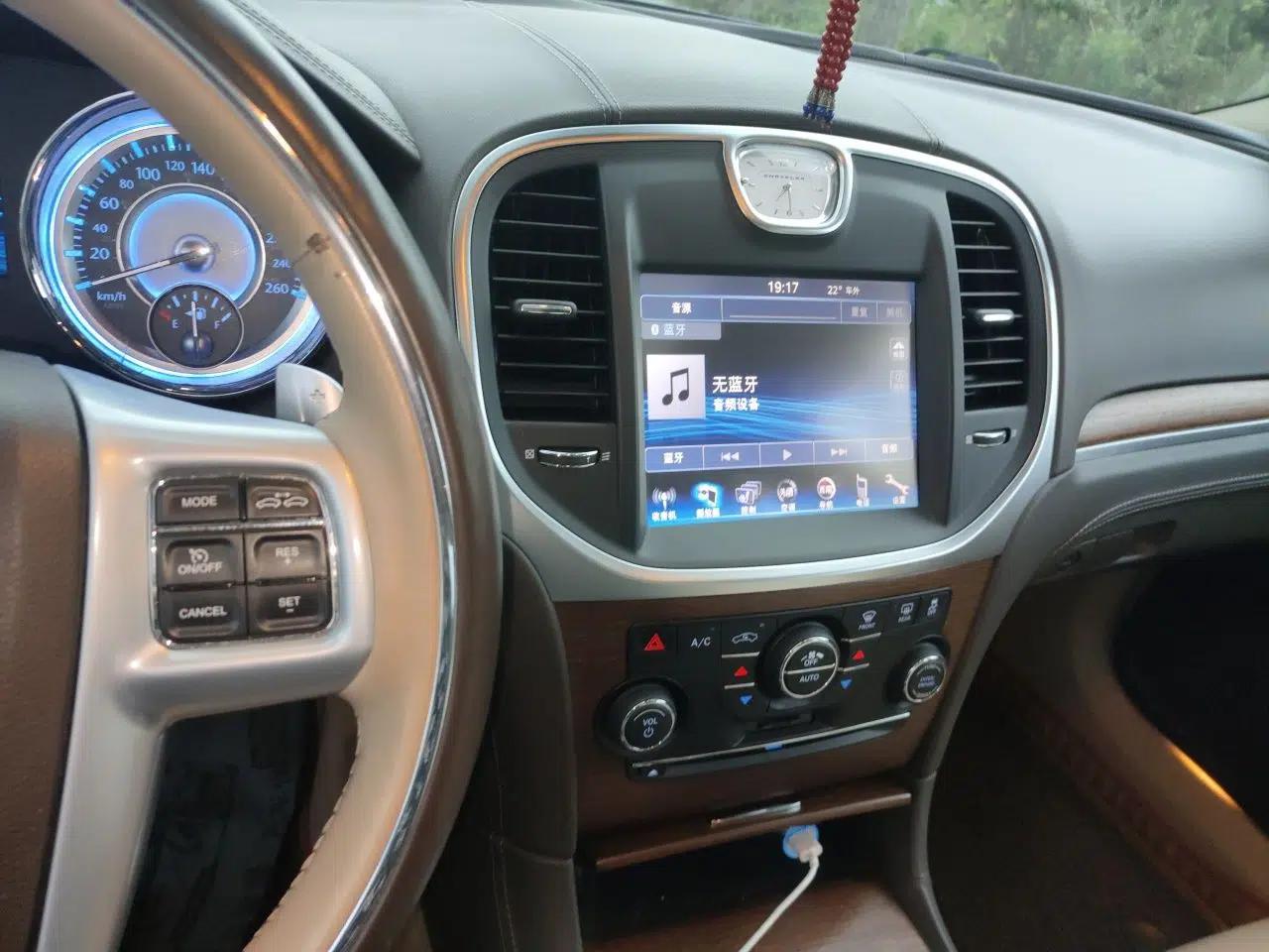 Chrysler 300C 2014 3.0L Excellence Edition — миниатюра 13