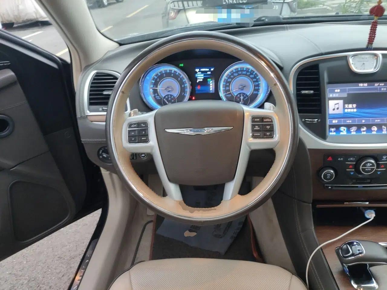 Chrysler 300C 2014 3.0L Excellence Edition — миниатюра 10