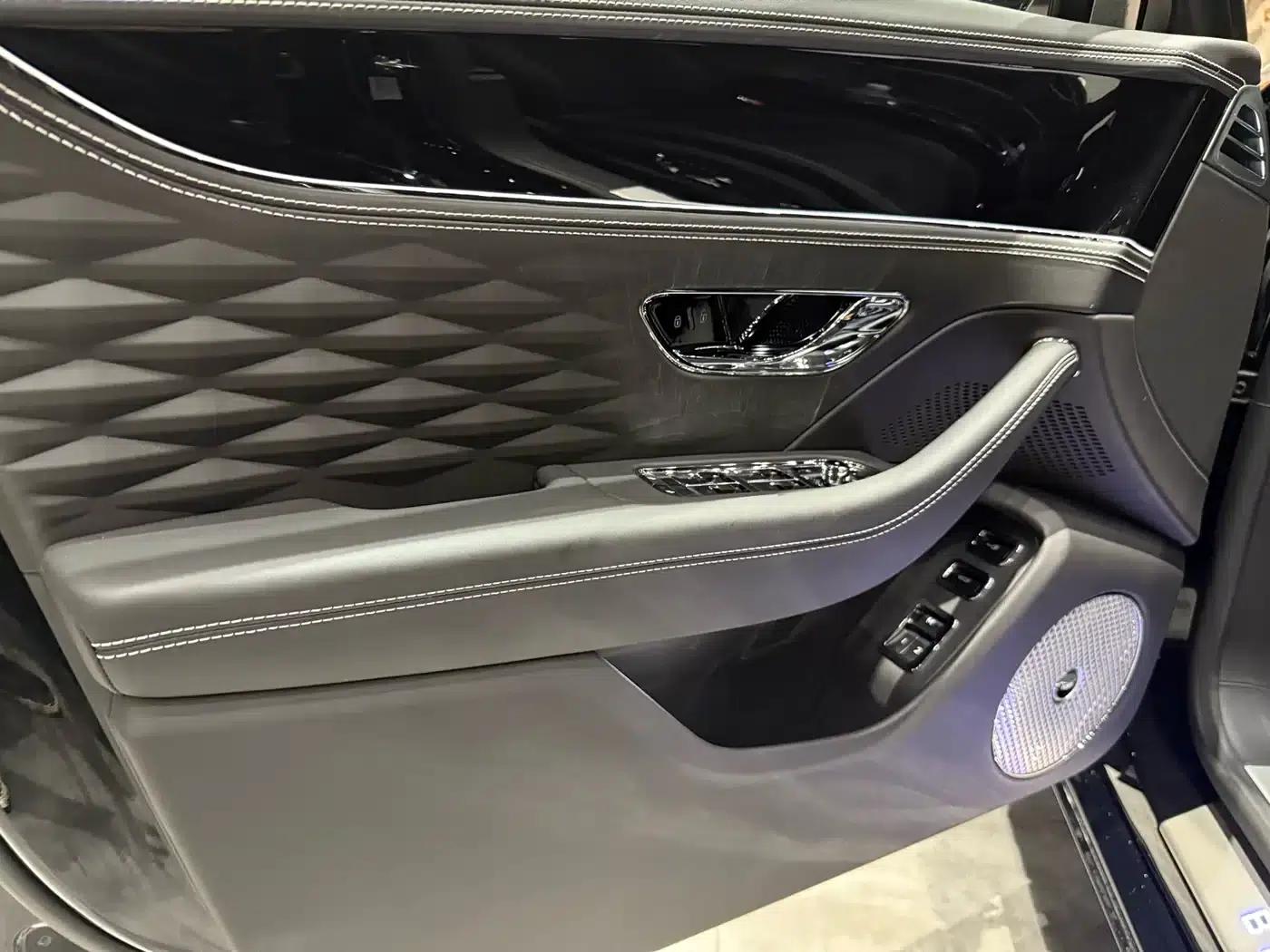 2022 Mercedes-Benz Flying Spur Plug-in Hybrid 2.9T V6 Hybrid Mulliner — миниатюра 4