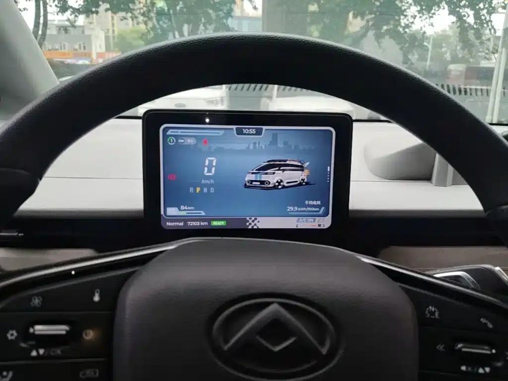 Dana V1 2023 Model, V1 Short Wheelbase Low Roof (42kWh) — миниатюра 12