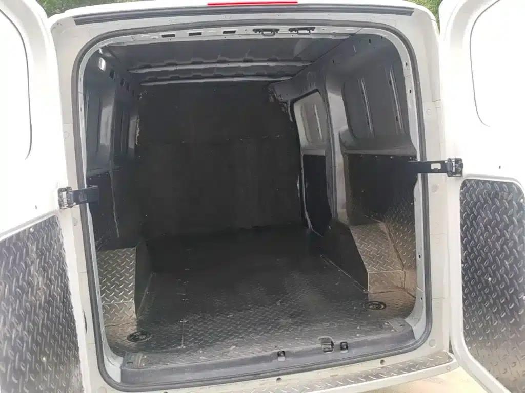 Dana V1 2023 Model, V1 Short Wheelbase Low Roof (42kWh) — миниатюра 19