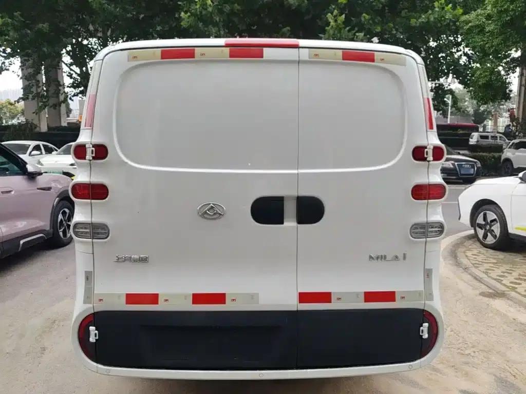 Dana V1 2023 Model, V1 Short Wheelbase Low Roof (42kWh) — миниатюра 6