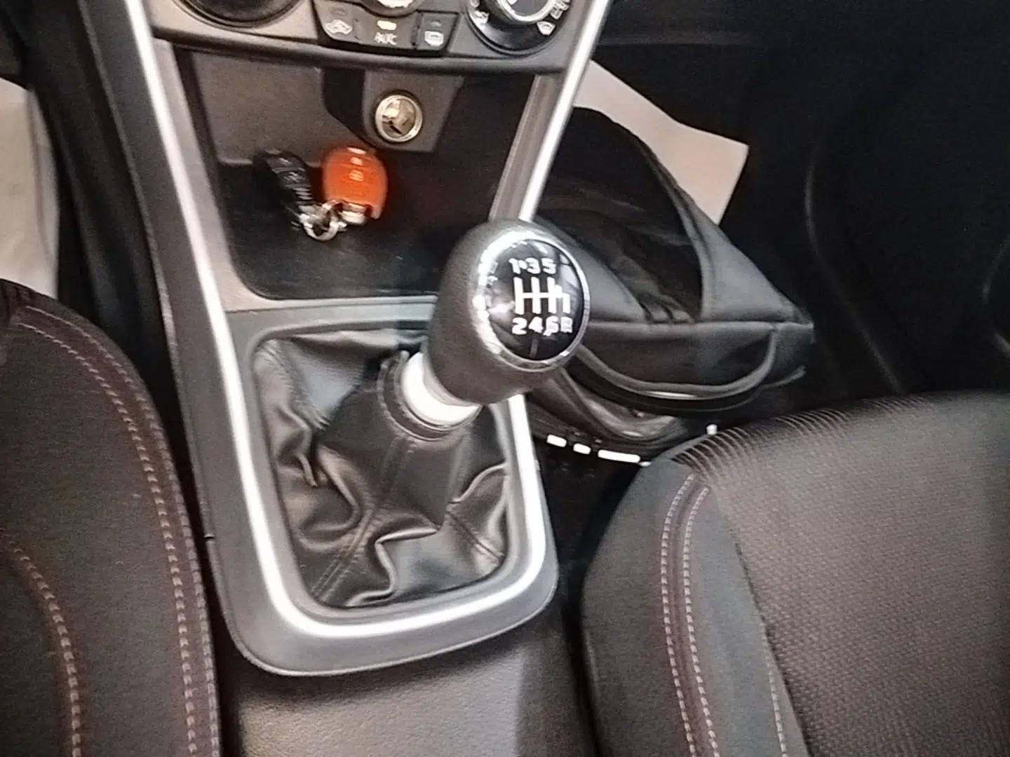 Suzuki S-Cross 2015 1.4T Manual Two-Wheel Drive Prestige Model — миниатюра 16