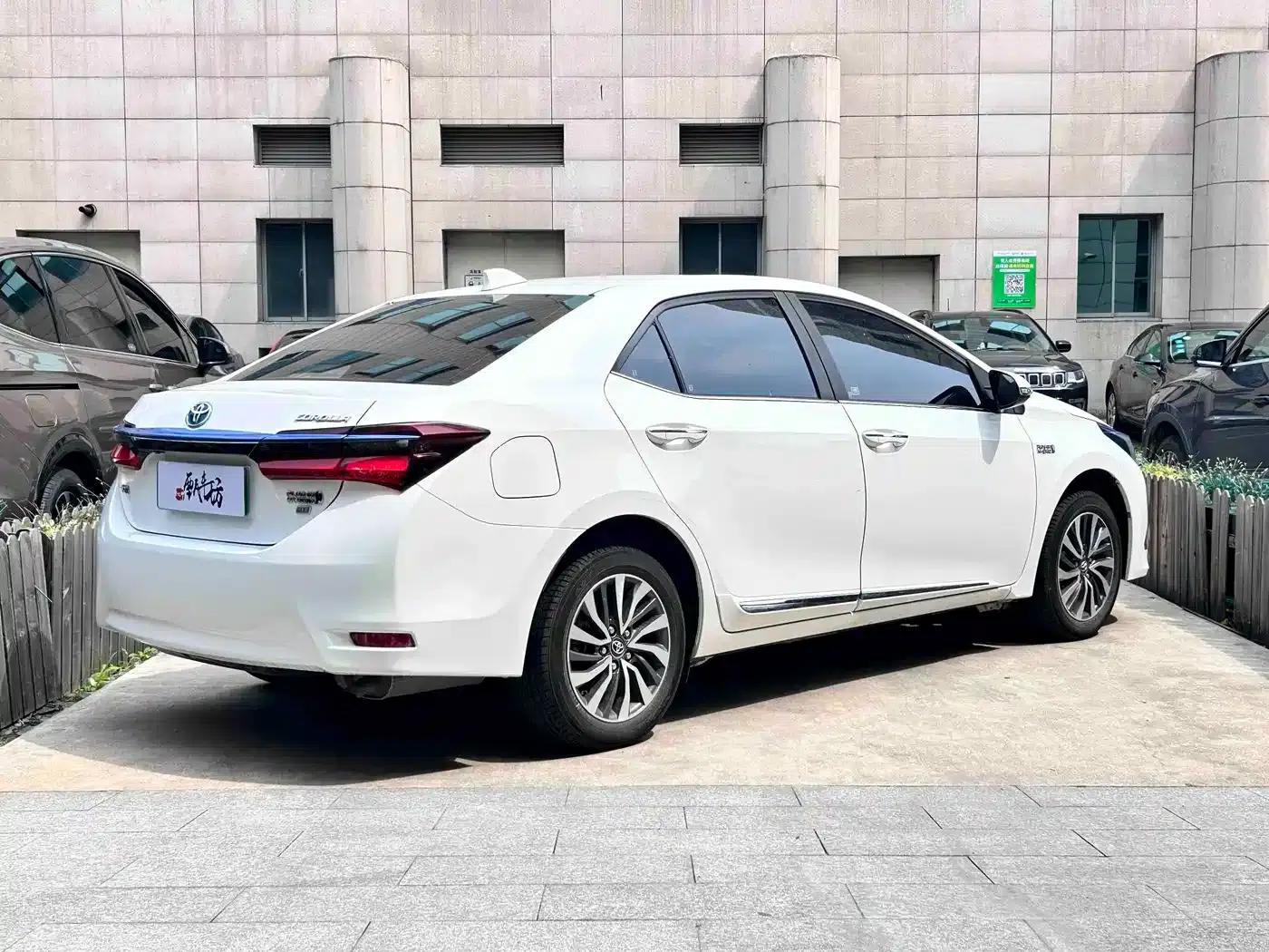 Corolla Hybrid E+ 2019 1.8L E-CVT Luxury Edition — миниатюра 3