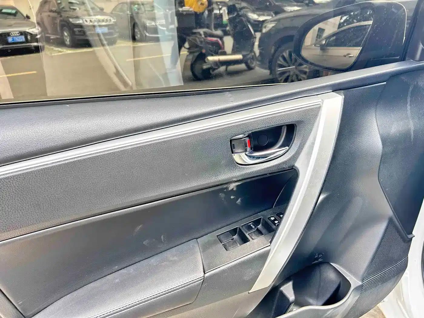 Corolla Hybrid E+ 2019 1.8L E-CVT Luxury Edition — миниатюра 6