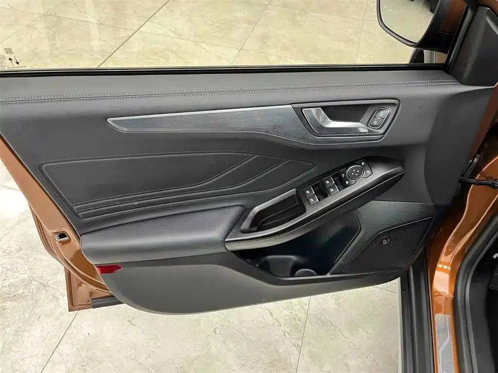 2021 Ford Focus Active EcoBoost 180 Automatic Trend Edition — миниатюра 10