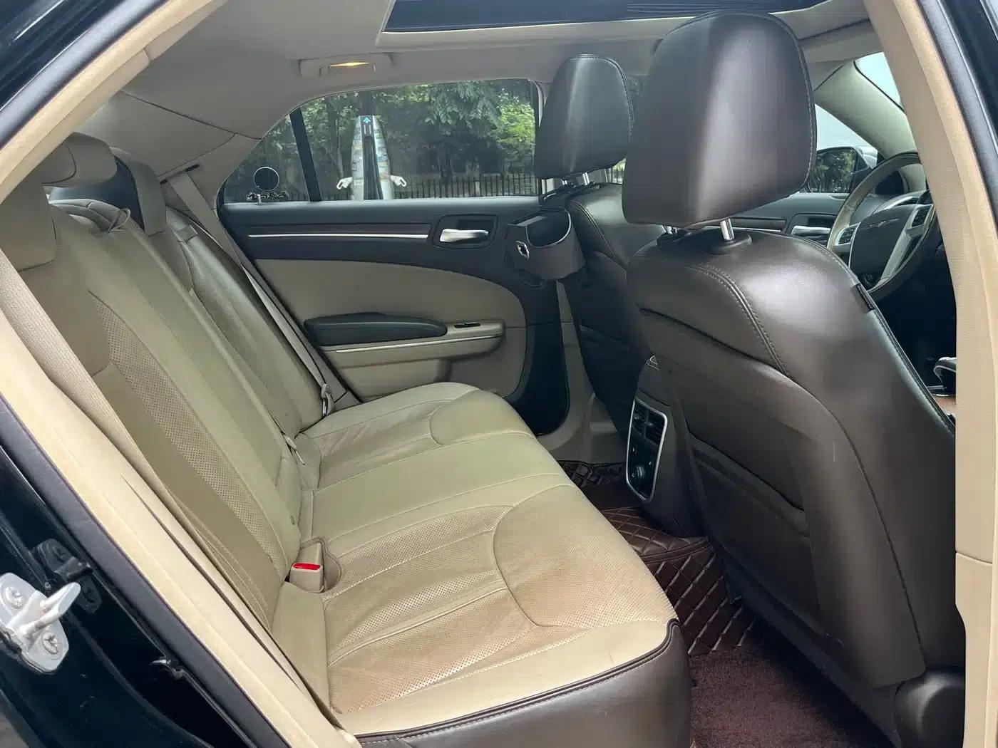 2014 Chrysler 300C Imported Model 3.0L Excellence Edition — миниатюра 12