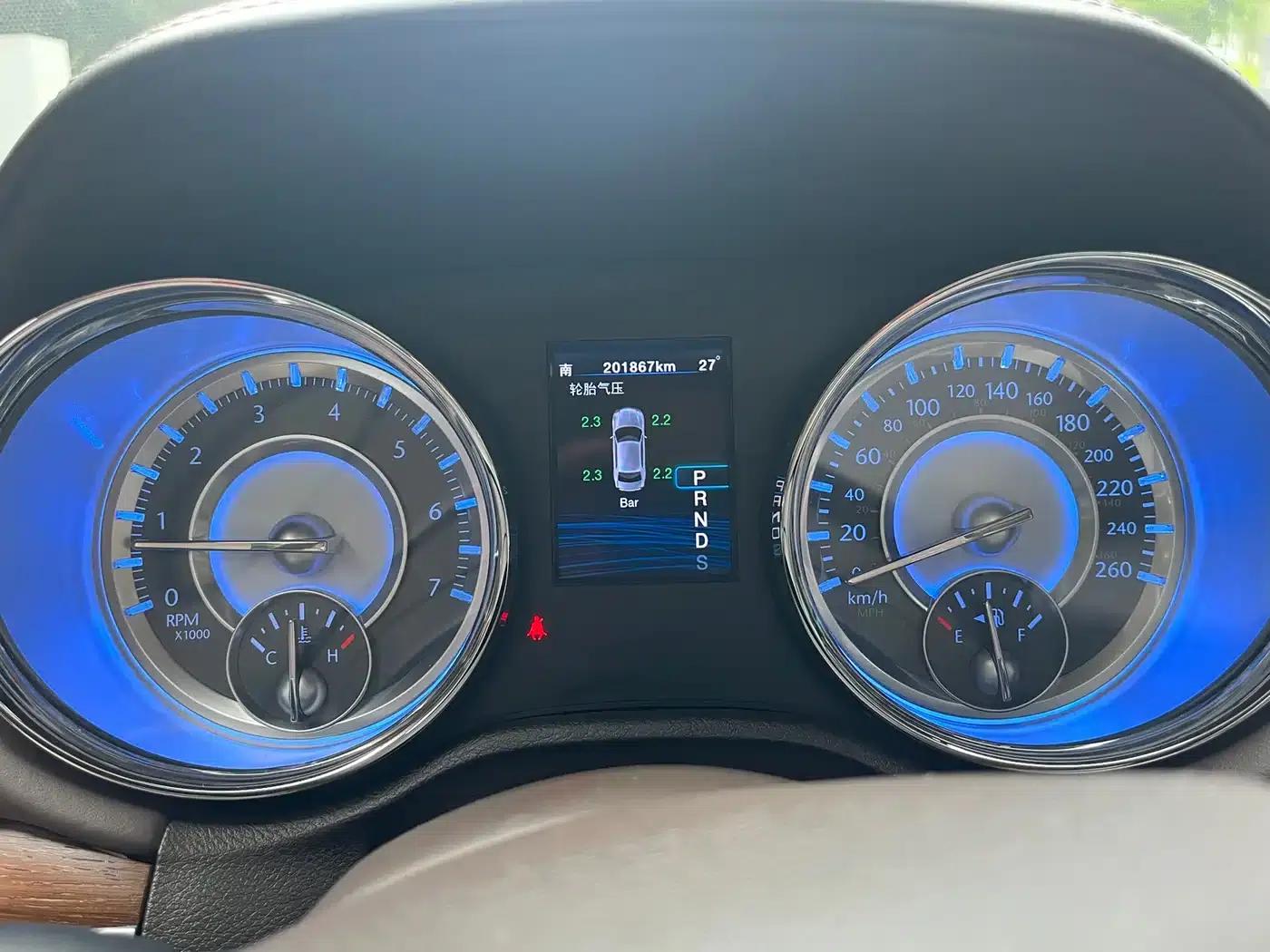 2014 Chrysler 300C Imported Model 3.0L Excellence Edition — миниатюра 13