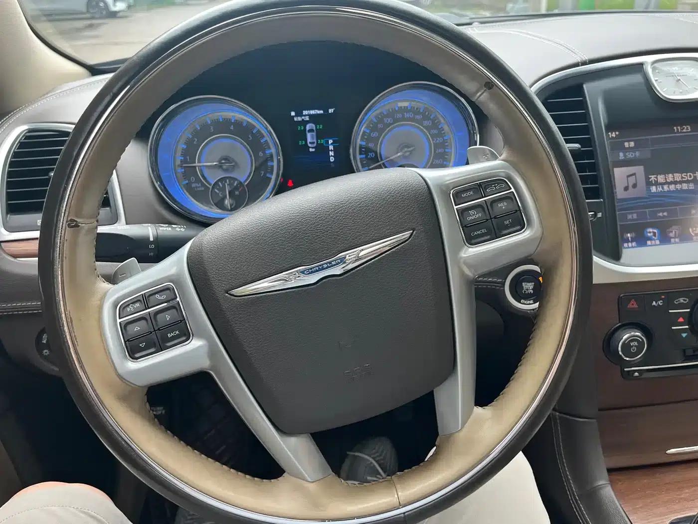 2014 Chrysler 300C Imported Model 3.0L Excellence Edition — миниатюра 14