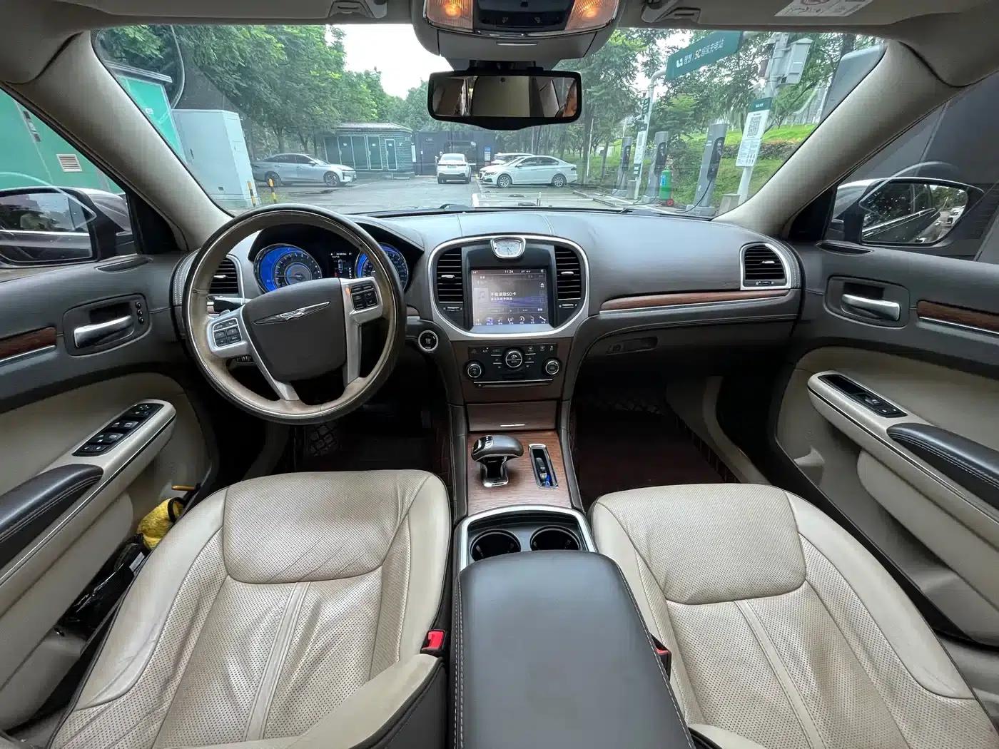 2014 Chrysler 300C Imported Model 3.0L Excellence Edition — миниатюра 15