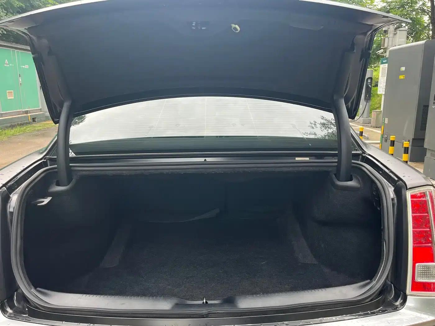 2014 Chrysler 300C Imported Model 3.0L Excellence Edition — миниатюра 10