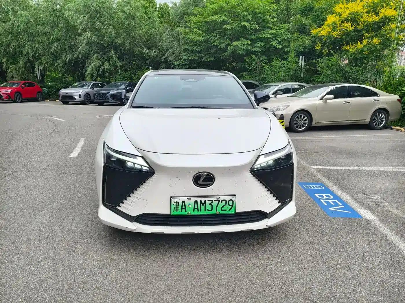 Lexus RZ 2023 450e AWD Luxury Edition — миниатюра 2