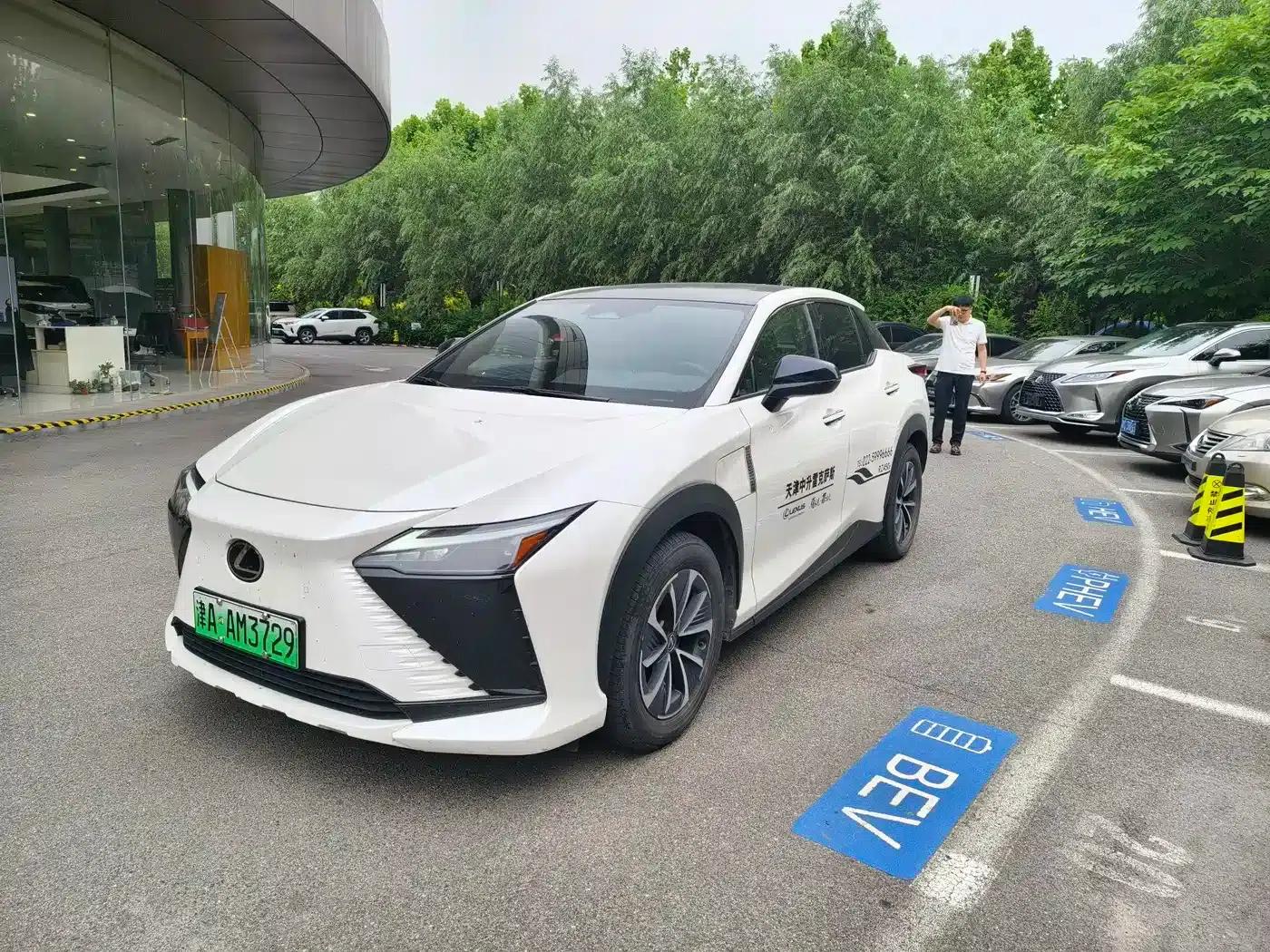 Lexus RZ 2023 450e AWD Luxury Edition — миниатюра 3