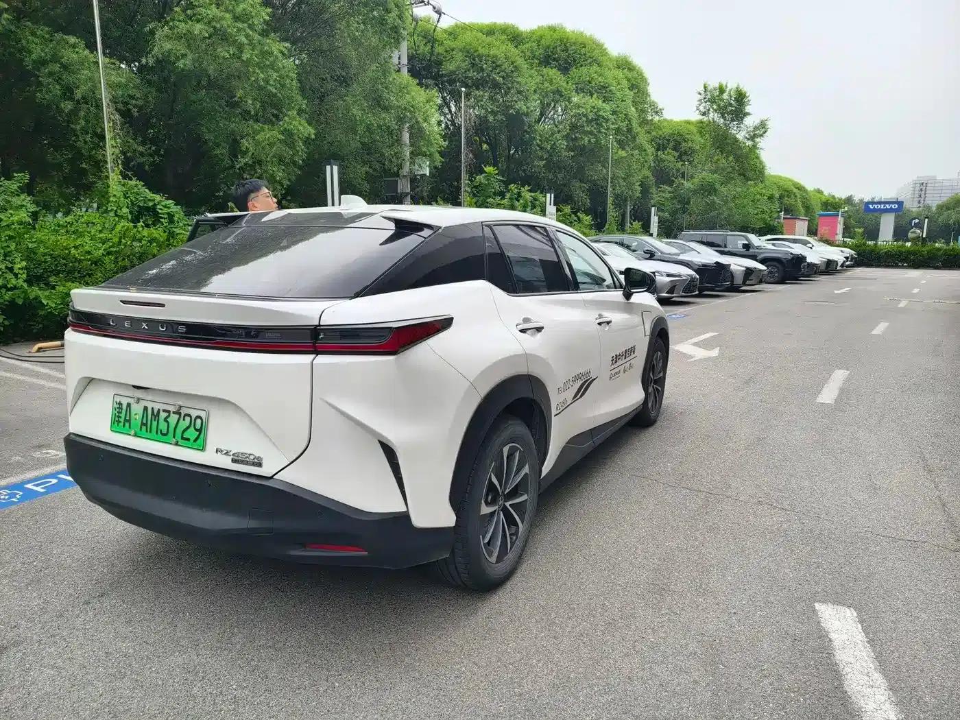 Lexus RZ 2023 450e AWD Luxury Edition — миниатюра 4