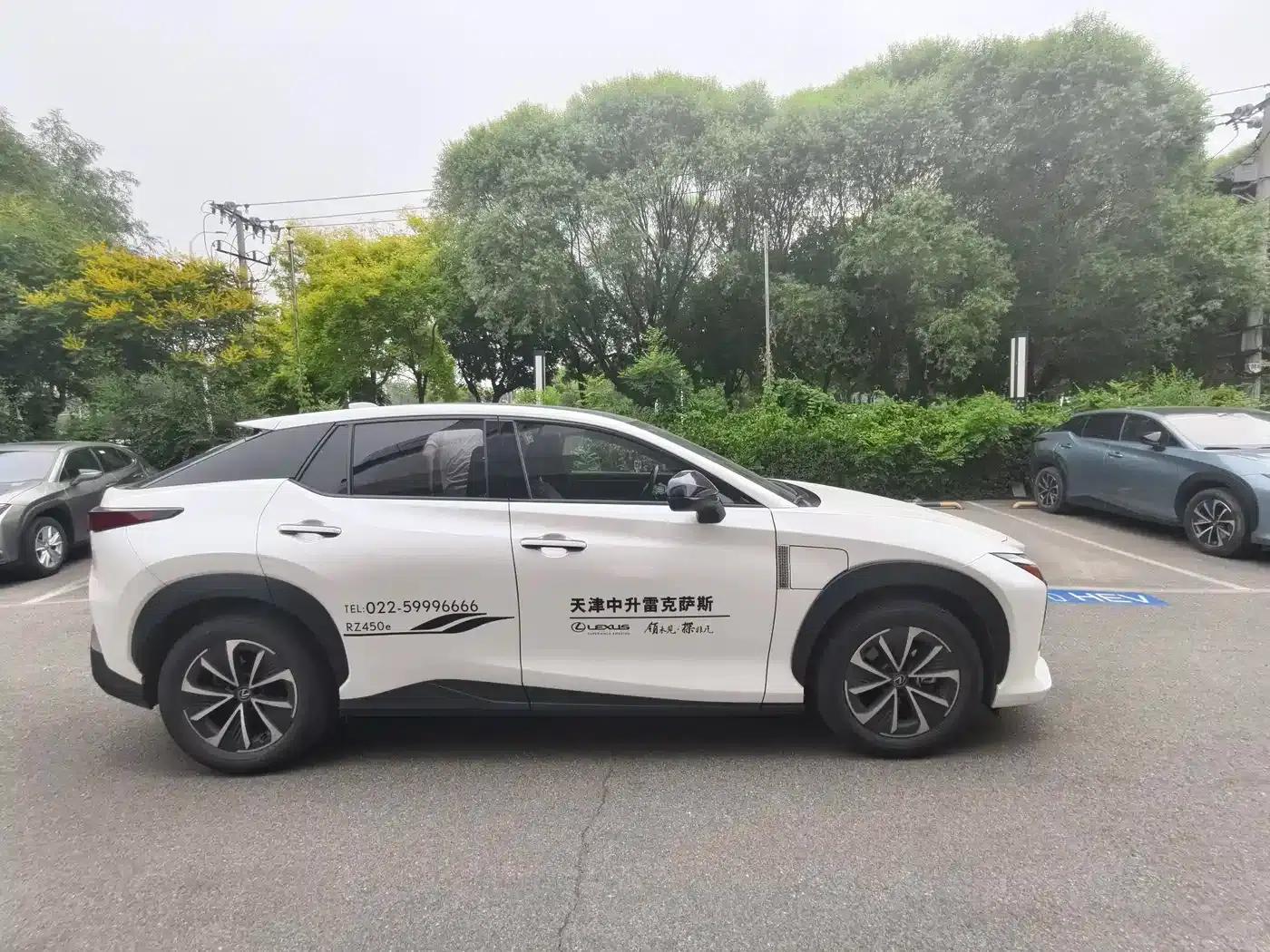 Lexus RZ 2023 450e AWD Luxury Edition — миниатюра 6