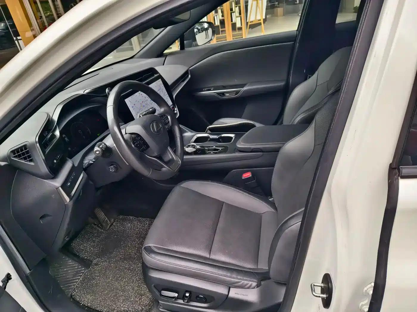 Lexus RZ 2023 450e AWD Luxury Edition — миниатюра 7