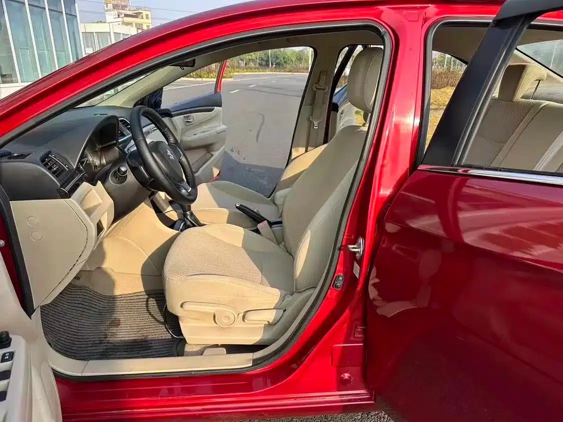 Ciaz 2015 1.6L Automatic Comfort Edition — миниатюра 23